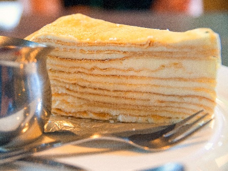 Печена палачинкова торта с мед, кефир и заквасена сметана - снимка на рецептата
